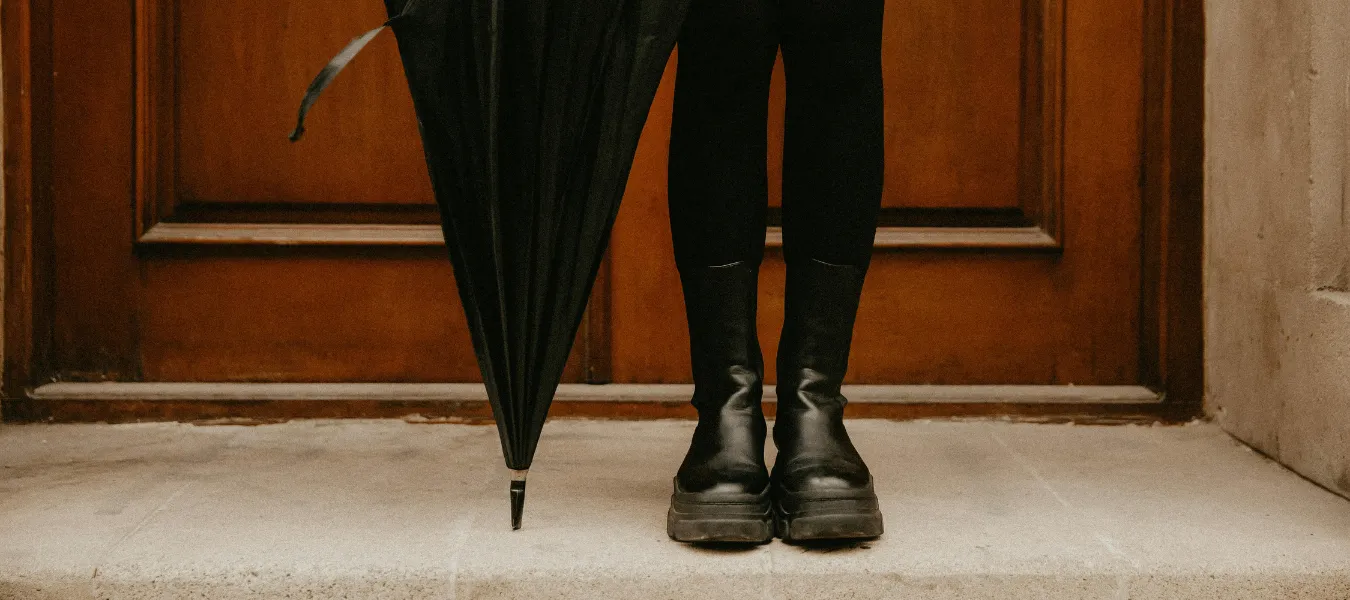 Czarne botki damskie z czarną parasolką - moda na deszczową jesień