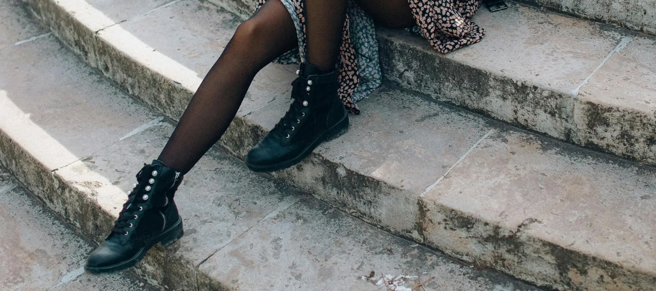 Czarne sznurowane botki damskie do sukienki w kwiaty – stylowe buty na jesień 2025