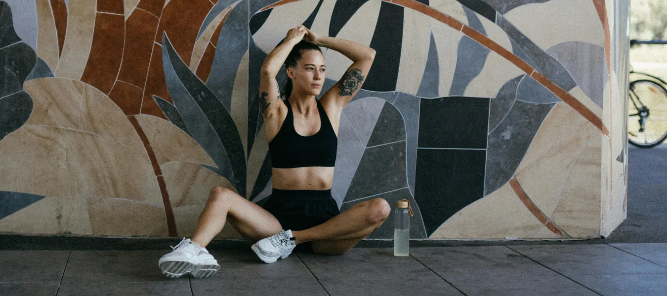 Białe sportowe buty z czarnym sportowym zestawem - stylizacja na aktywne spędzanie czasu