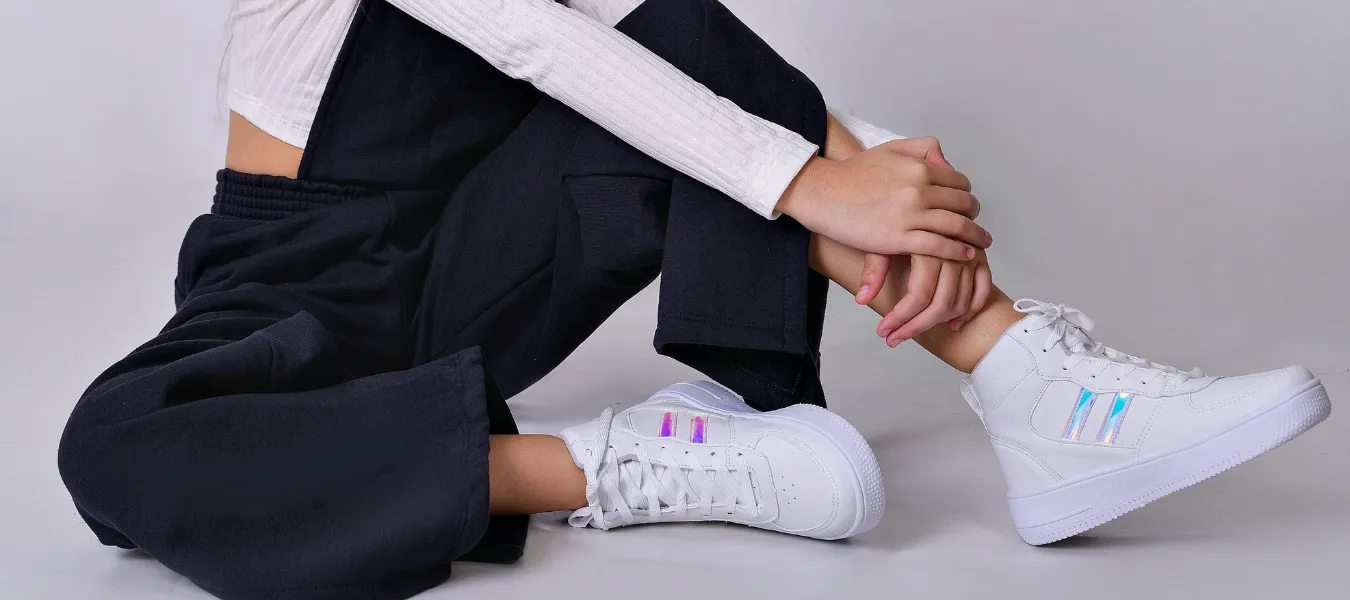 Białe wysokie buty z czarnymi wygodnymi spodniami - stylizacja do szkoły