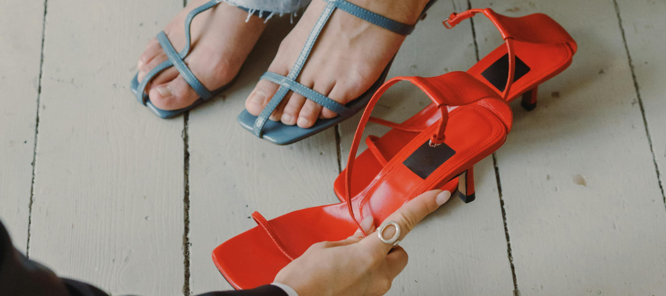 Idealne sandały na obcasie na szeroką stopę