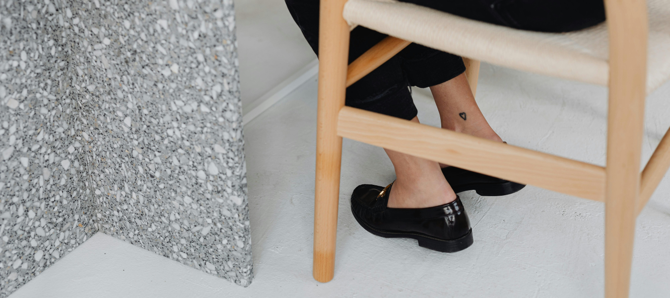 Czarne mokasyny na szeroką stopę z czarnymi garniturowymi spodniami