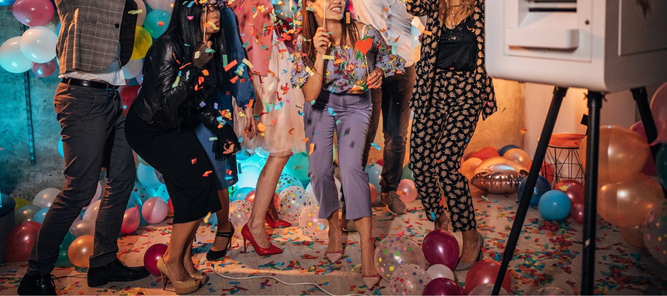 Różnorodne stylizacje i eleganckie buty imprezowe, w tym szpilki, sandały i mokasyny