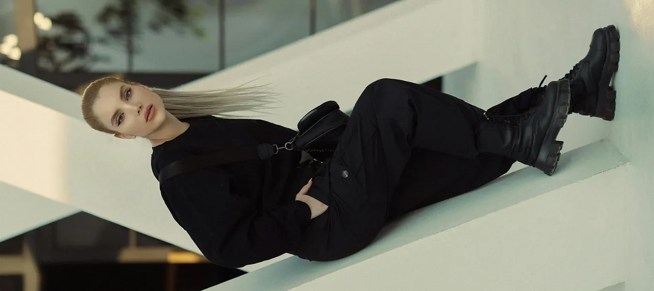 Czarne workery, czarne spodnie i czarna bluza - propozycja ciemnej stylizacji na jesień 2025