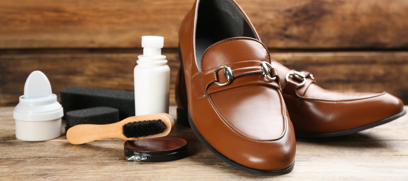 Zestaw do pielęgnacji skórzanych butów – brązowe eleganckie półbuty męskie wraz z pastą, szczotką i preparatami do czyszczenia obuwia skórzanego