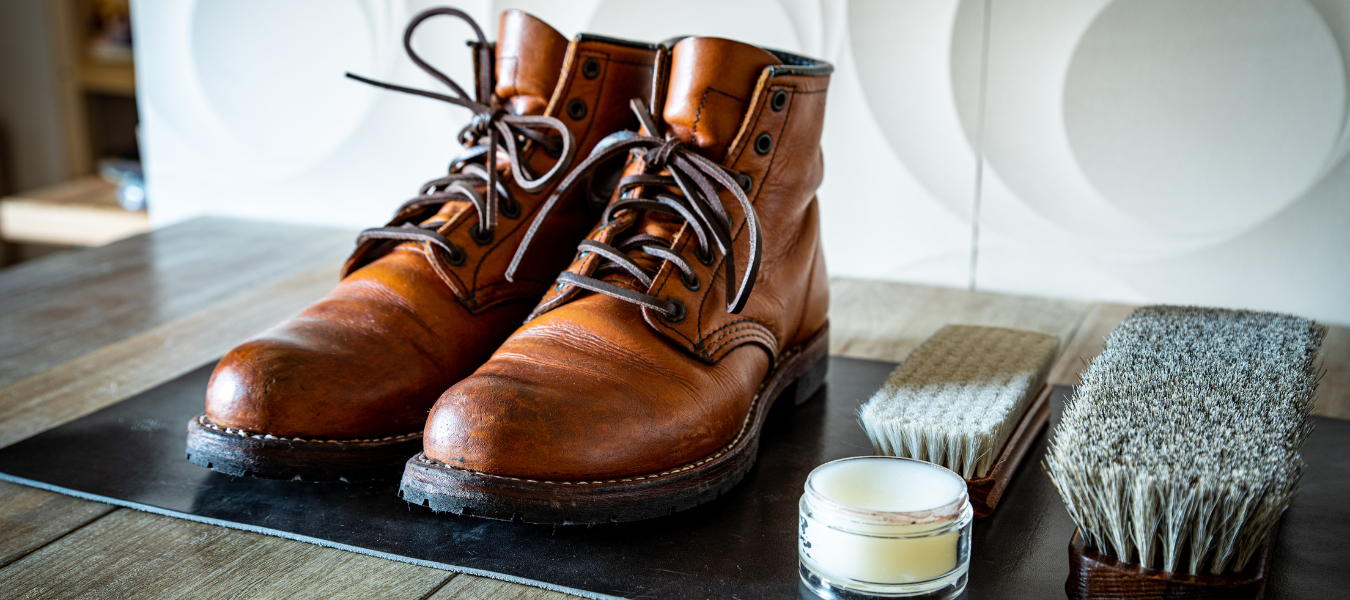 Skórzane brązowe buty męskie wraz z zestawem do pielęgnacji: pasta, szczotki i akcesoria do czyszczenia obuwia jesienią