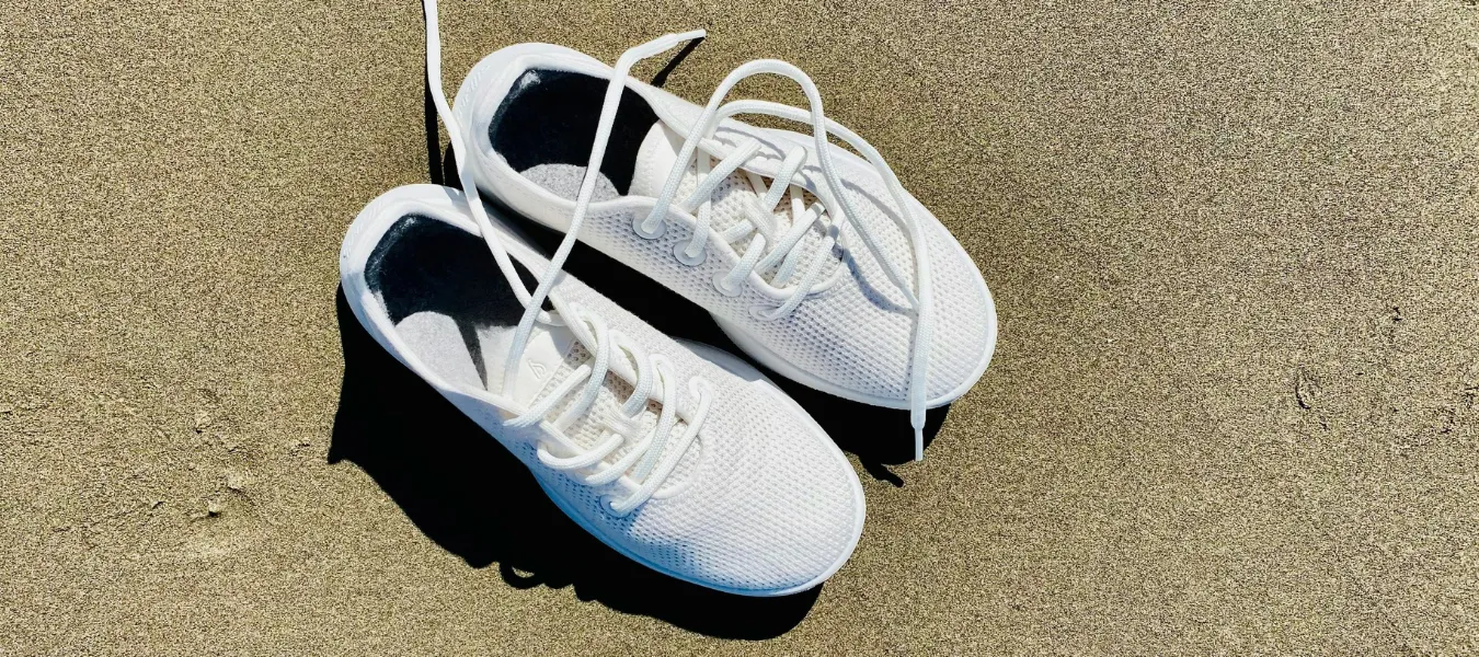 Białe sznurowane buty sportowe 