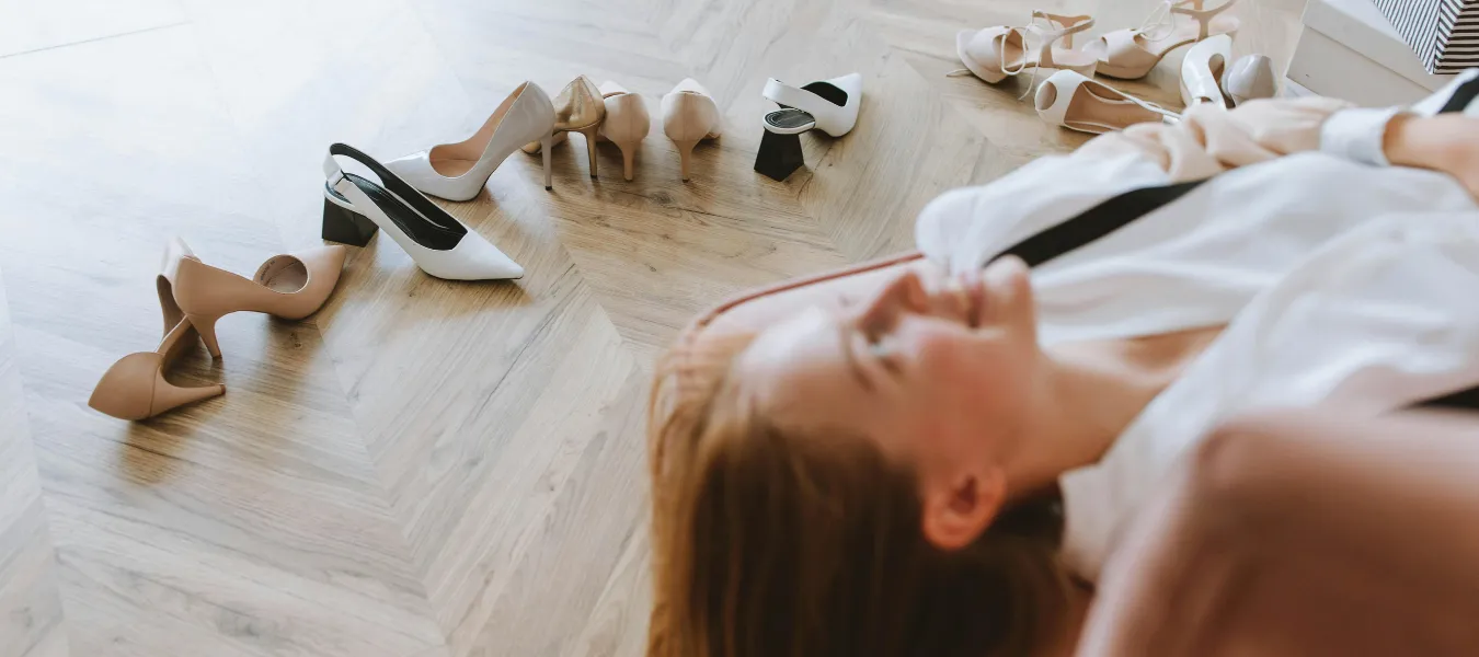Jasne czółenka i sandały damskie na obcasie ułożone na podłodze