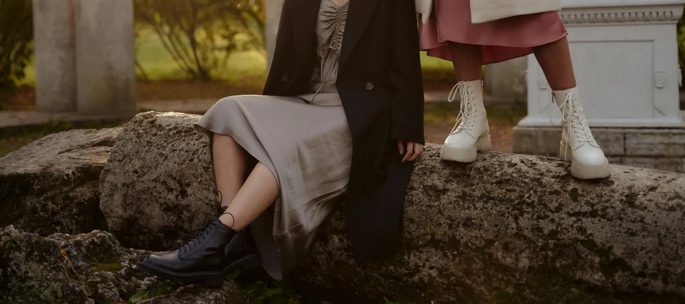 Stylizacje z czarnymi oraz beżowymi workerami i satynowymi sukienkami