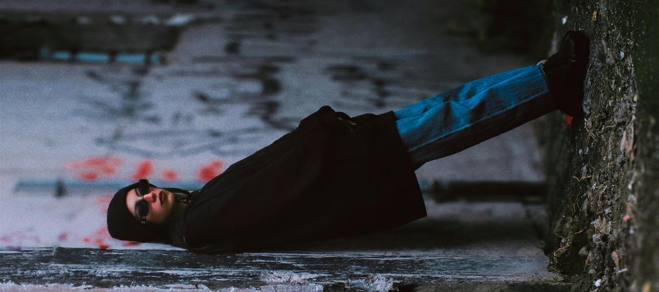 Modna stylizacja z okularami, czapką i ciemnymi jeansami