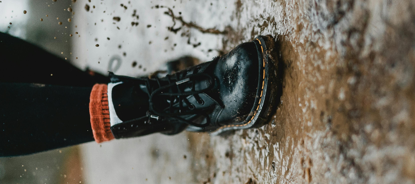 Czarne skórzane botki odporne na deszcz – buty idealne na mokre i jesienne dni