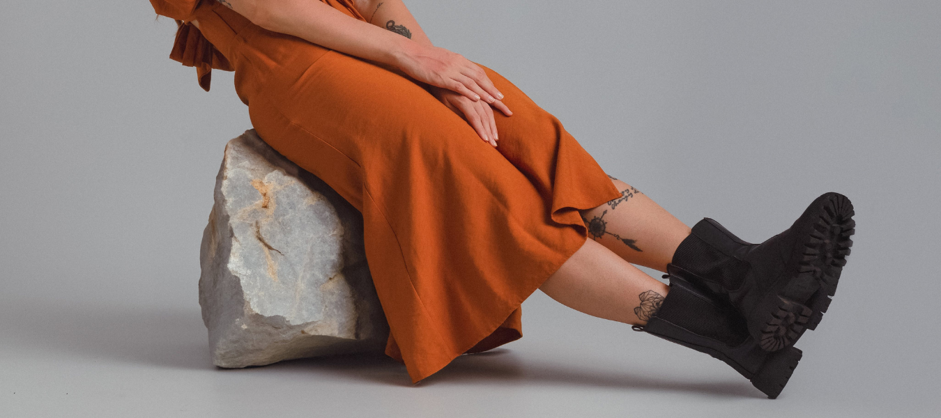 Modna jesienna stylizacja – pomarańczowa sukienka i masywne botki damskie