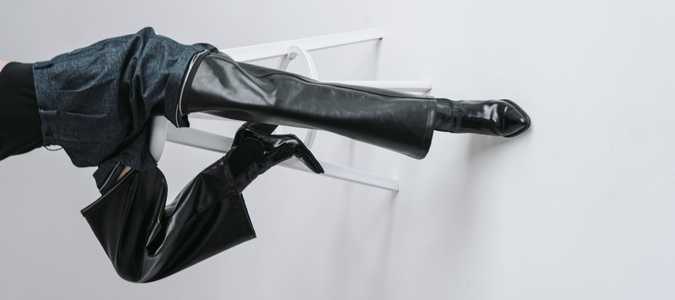 Czarne botki w modnym instagramowym stylu - propozycje obuwia na jesień