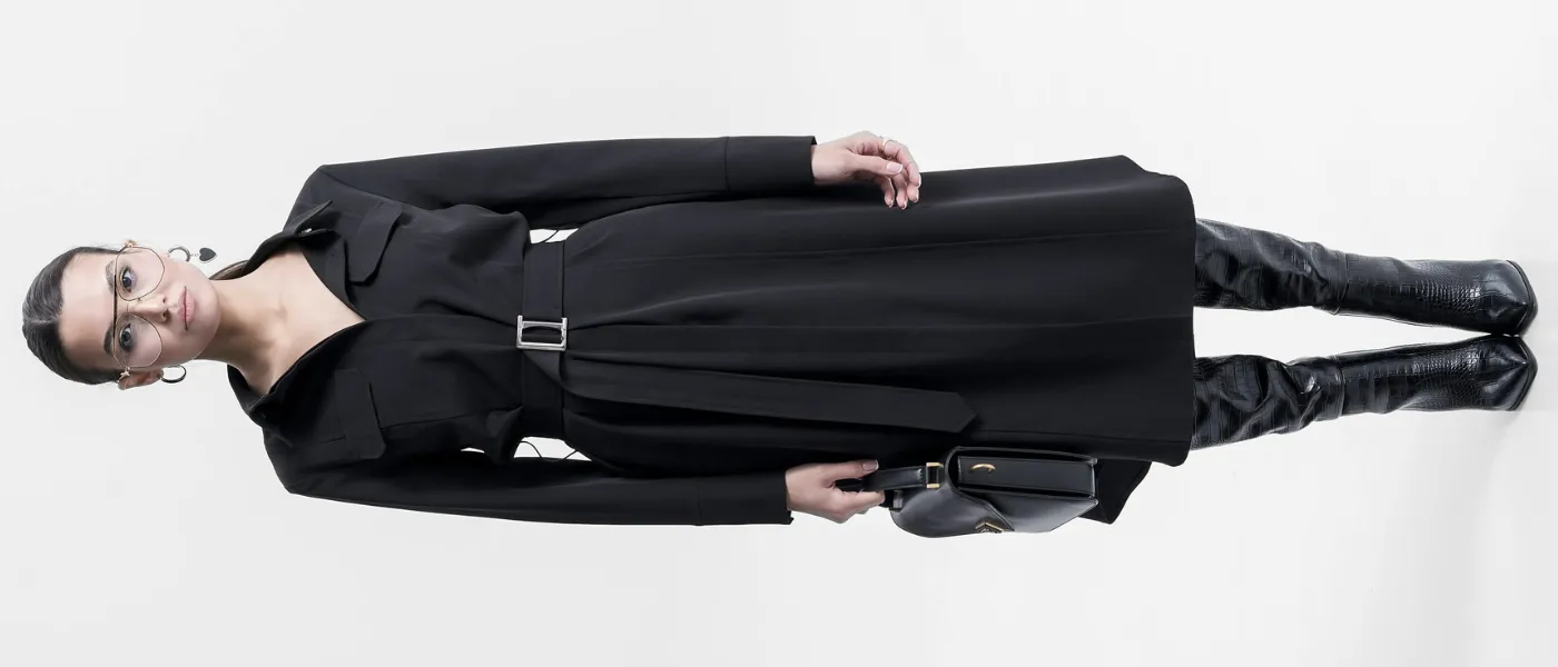 Czarna sukienka maxi do kozaków – elegancka stylizacja na jesień