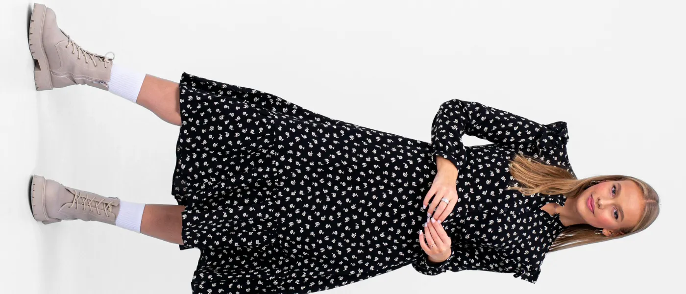 Czarna sukienka maxi w drobny wzór połączona z beżowymi botkami na platformie – stylizacja idealna na jesień