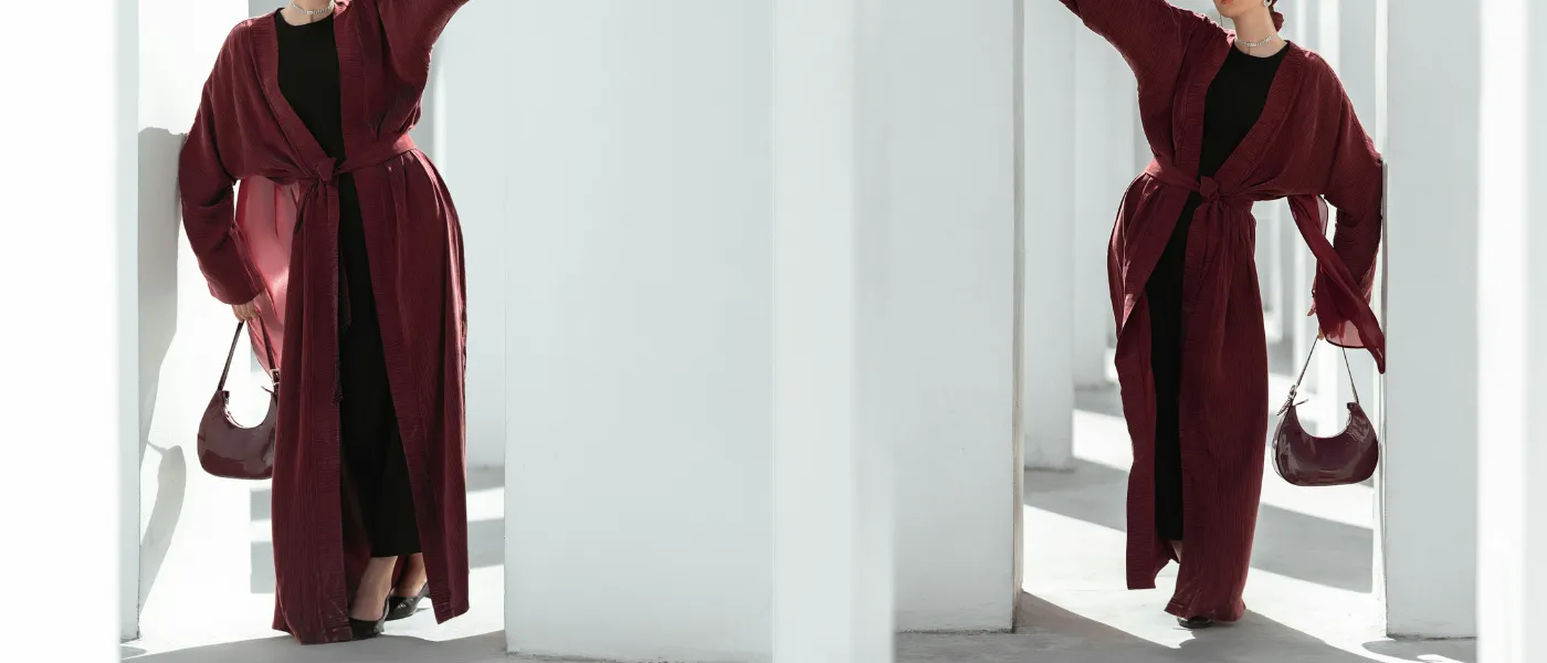 Sukienka maxi w jesiennej stylizacji z bordowym płaszczem i dopasowaną torebką