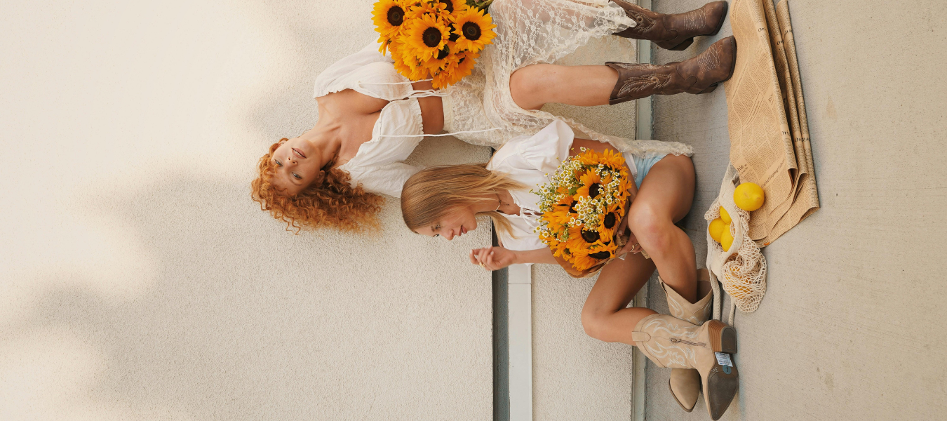 Biała boho stylizacja z beżowymi kowbojkami - moda na jesień 2025