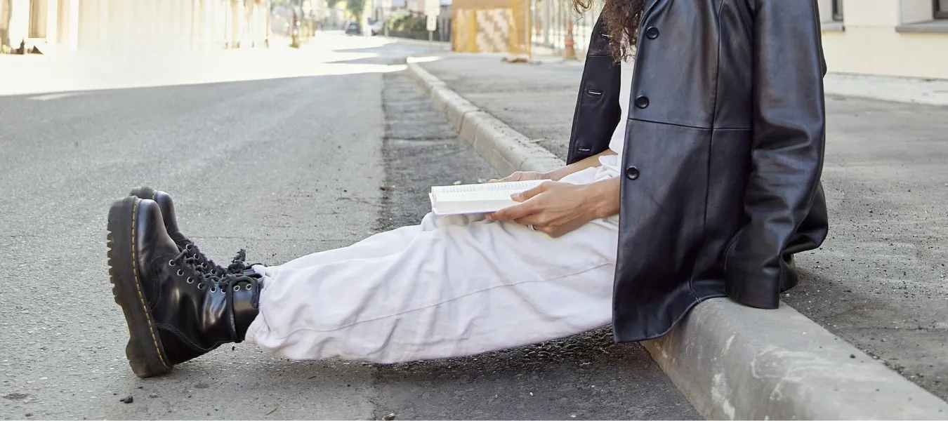 Trapery wiązane skórzane z białymi spodniami i skórzaną kurtką - stylizacja jesienna