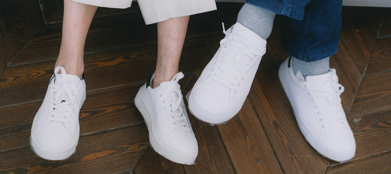 Białe klasyczne sneakersy - uniwersalna propozycja na jesień, która pasuje do każdej stylizacji