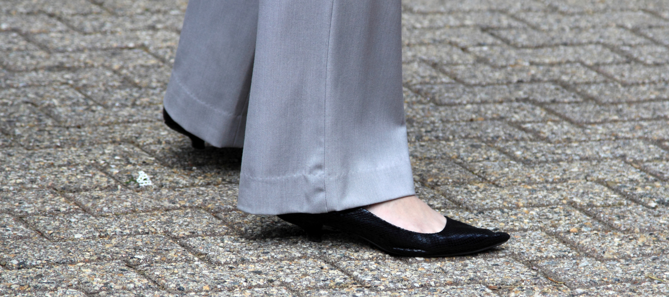 Czarne czółenka na niskim obcasie – eleganckie buty damskie, które optycznie wysmuklają i wydłużają nogi