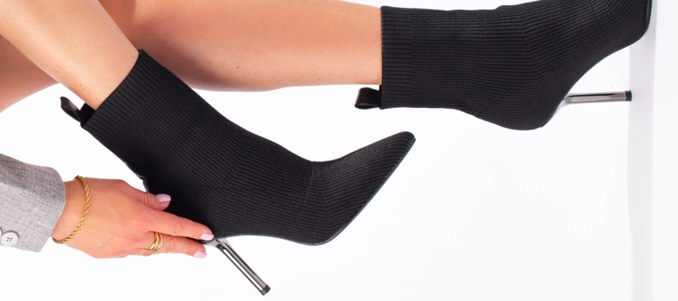 Czarne skarpetkowe botki na szpilce – modne buty damskie, które optycznie wyszczuplają nogi i wydłużają sylwetkę