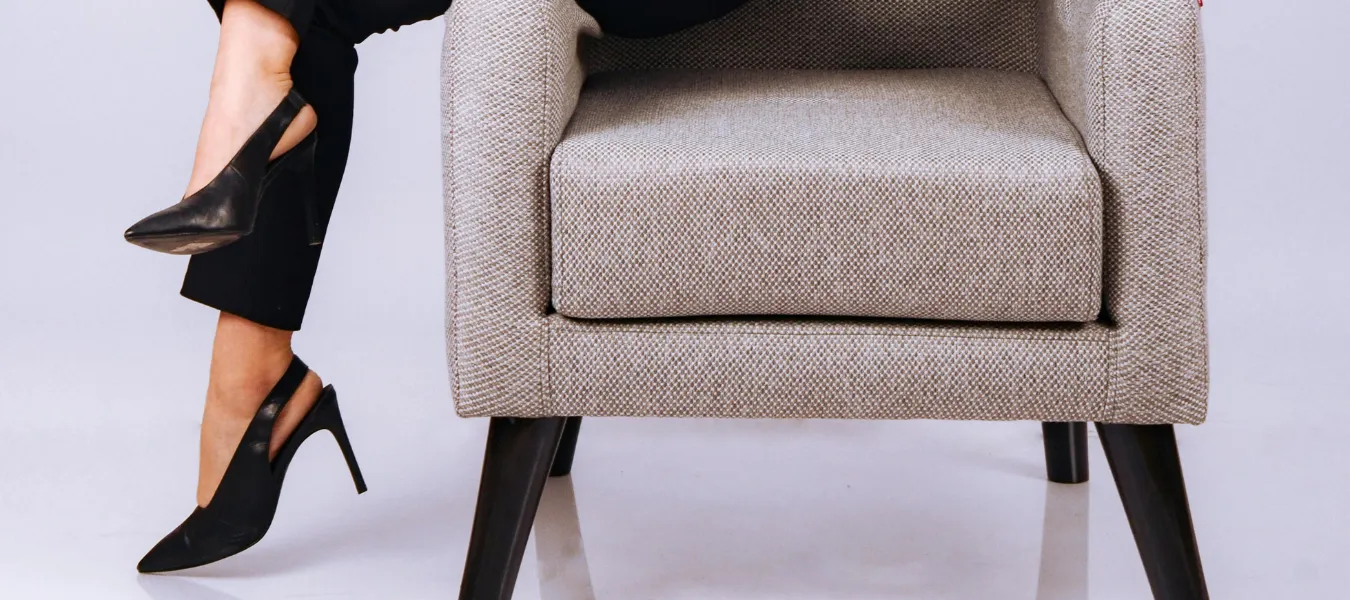 Czarne eleganckie szpilki na obcasie – buty damskie wyszczuplające nogi, idealne do stylizacji biznesowych i wieczorowych