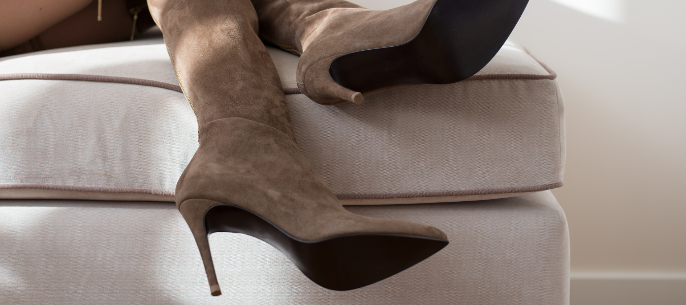 Beżowe kozaki na szpilce z zamszu – eleganckie obuwie damskie optycznie wyszczuplające sylwetkę i wydłużające nogi