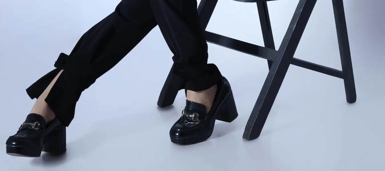 Czarne loafersy damskie na obcasie zestawione z eleganckimi spodniami – stylowy pomysł na to, z czym nosić loafersy w codziennych i biznesowych stylizacjach