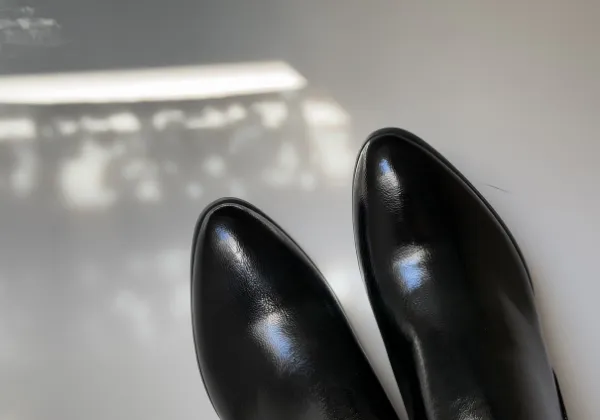Jak nosić lakierowane buty w chłodniejsze dni?