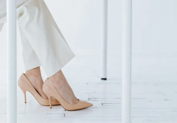 Najlepsze buty do pracy latem — wygodne, przewiewne i zgodne z dress code’em