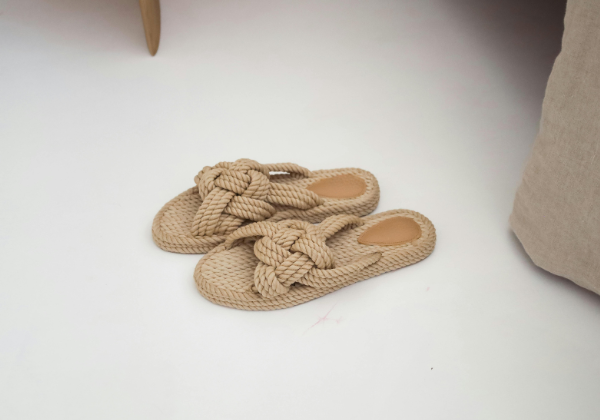 Buty na szeroką stopę — jakie modele obuwia wybrać, aby czuć się komfortowo latem?