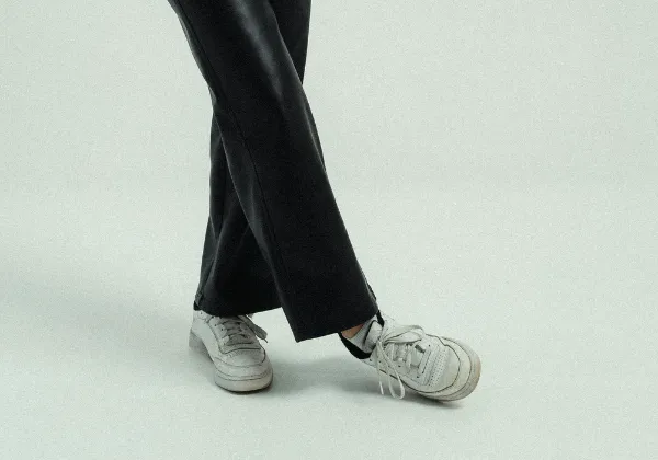 Sneakersy jesienią – czy da się je nosić do eleganckich stylizacji?