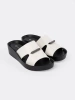 Biało-czarne klapki na niskiej koturnie