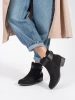 Czarne zamszowe botki damskie z ozdobnym paskiem