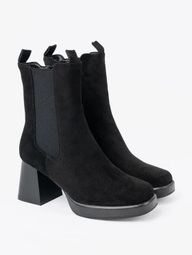 Elegant stiletto ankle boots with elastic inserts