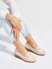 Beżowe damskie mokasyny na koturnie ze złotym zdobieniem