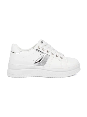Białe sneakersy z metalicznym srebrnym akcentem