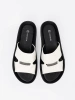 Biało-czarne klapki na niskiej koturnie