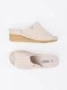 Beżowe klapki na koturnie damskie