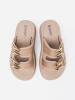 Klapki ze złotymi klamrami na platformie beż