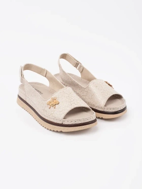 Beige platform sandals with a brooch