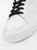 Białe sneakersy z czarnymi wstawkami