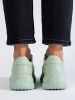 Jasnozielone sneakersy damskie z łańcuchem 