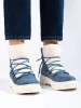 Blue snow boots with faux fur lining