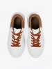Białe sneakersy brązowymi wstawkami