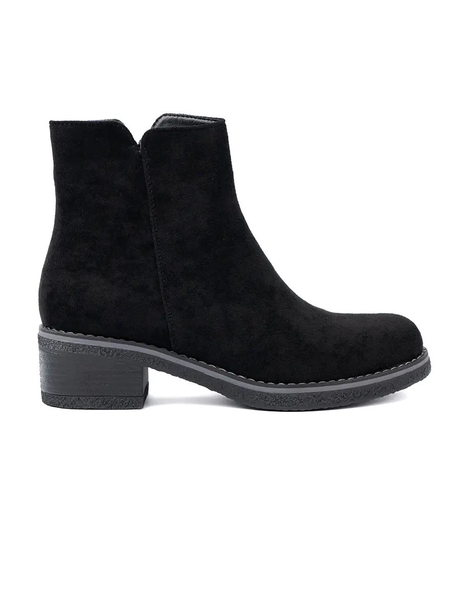 Simple Black Ankle Boots with Comfortable Heel