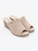 Beżowe damskie klapki na platformie
