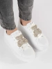Białe sneakersy na platformie ozdobione misiem