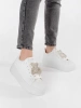 Białe sneakersy na platformie ozdobione misiem