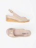 Jasnobeżowe sandały na koturnie ze sprzączką